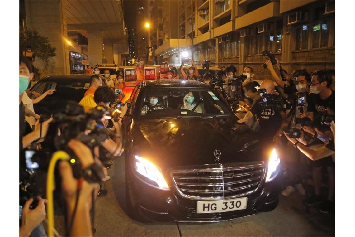 Verleger Jimmy Lai in Hongkong gegen Kaution wieder frei Jimmy Lai (Vordersitz, r) wird beim Verlassen des Polizeireviers von mehreren Dutzend Anhängern der Demokratiebewegung bejubelt. Foto: Kin Cheung/AP/dpa