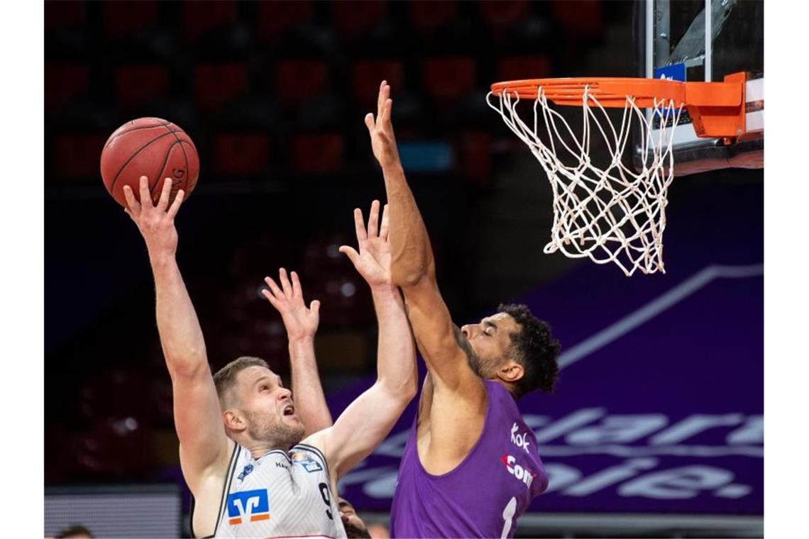 Bayern-Basketballer patzen zum Auftakt gegen Ulm Jito Kok von der BG Göttingen (r) blockt Fabian Bleck von den Merlings Crailsheim. Foto: Matthias Balk/dpa-Pool/dpa