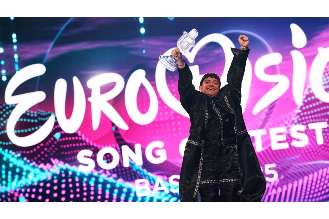 Bilder des Tages JJ aus Österreich, Gewinner des Eurovision Song Contest, jubelt mit Trophäe während des großen Finales des 69. Eurovision Song Contest (ESC 2025) in der St. Jakobshalle in Basel.