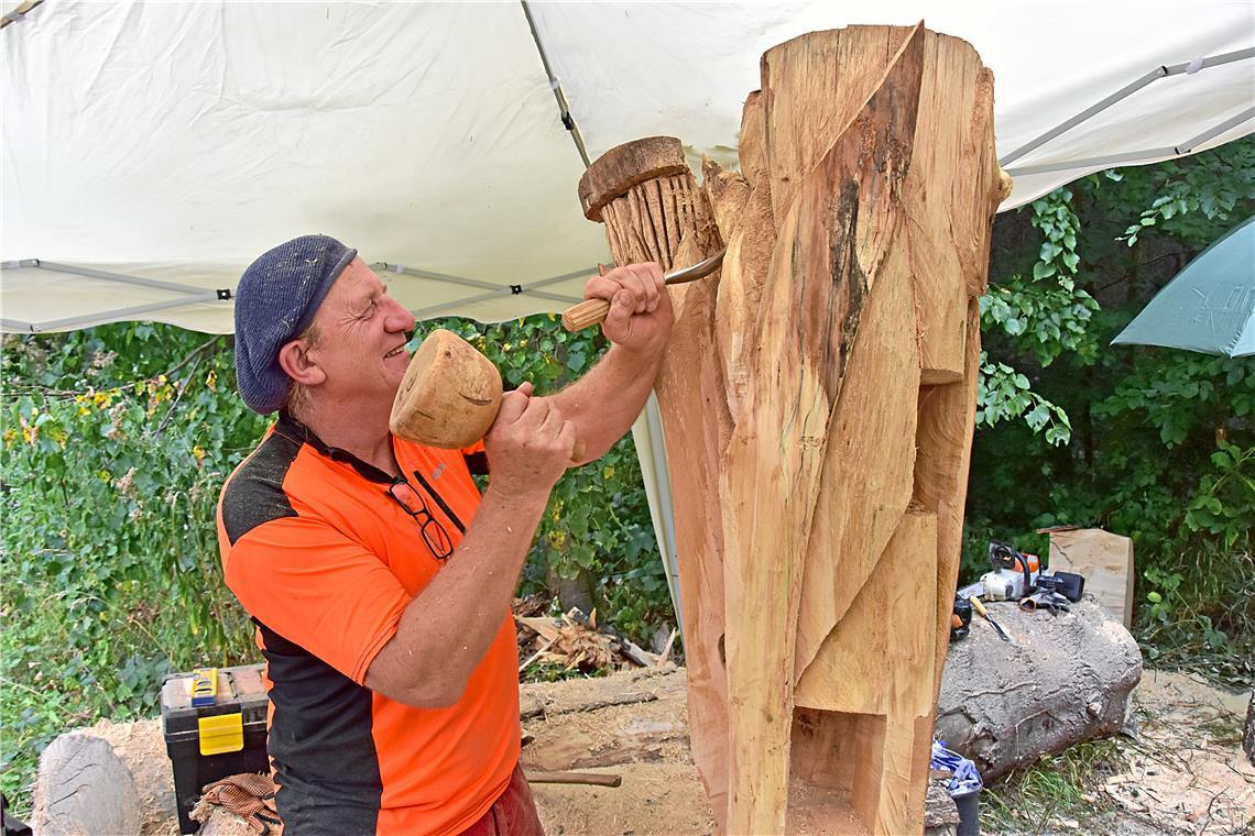 Holzkunsttage in Aspach: Mit Hammer und Stechbeitel zur Skulptur Jo Nagel, Künstler aus Althütte, bearbeitet mit Stechbeitel und Klüpfel das Lindenholz.