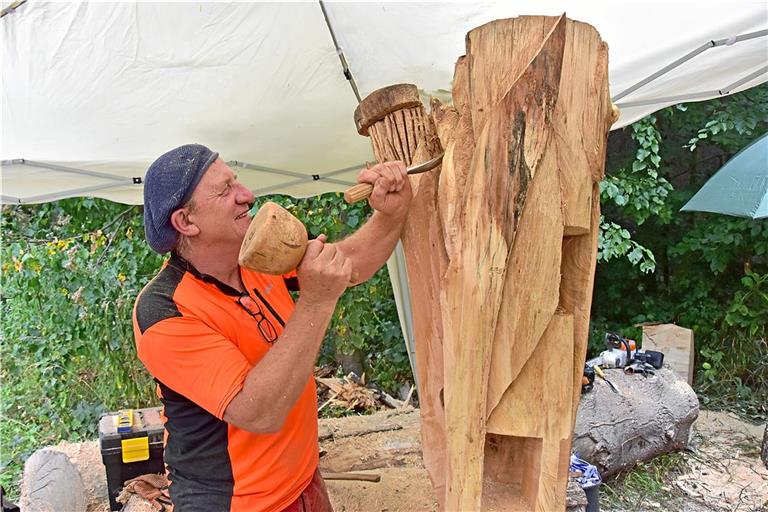 Jo Nagel, Künstler aus Althütte, bearbeitet mit Stechbeitel und Klüpfel das Lindenholz.