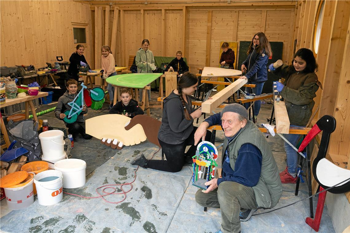 Jo Nagel (vorne) erarbeitet mit den Kindern und Jugendlichen die Skulptur „Tor des guten Lebens“. Fotos: Alexander Becher