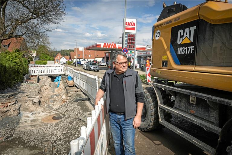 Joachim Blatt, Tankenstellenbetreiber und Chef eines Autohauses, wurde von der Baustelle schwerer getroffen als gedacht. Fotos: Alexander Becher