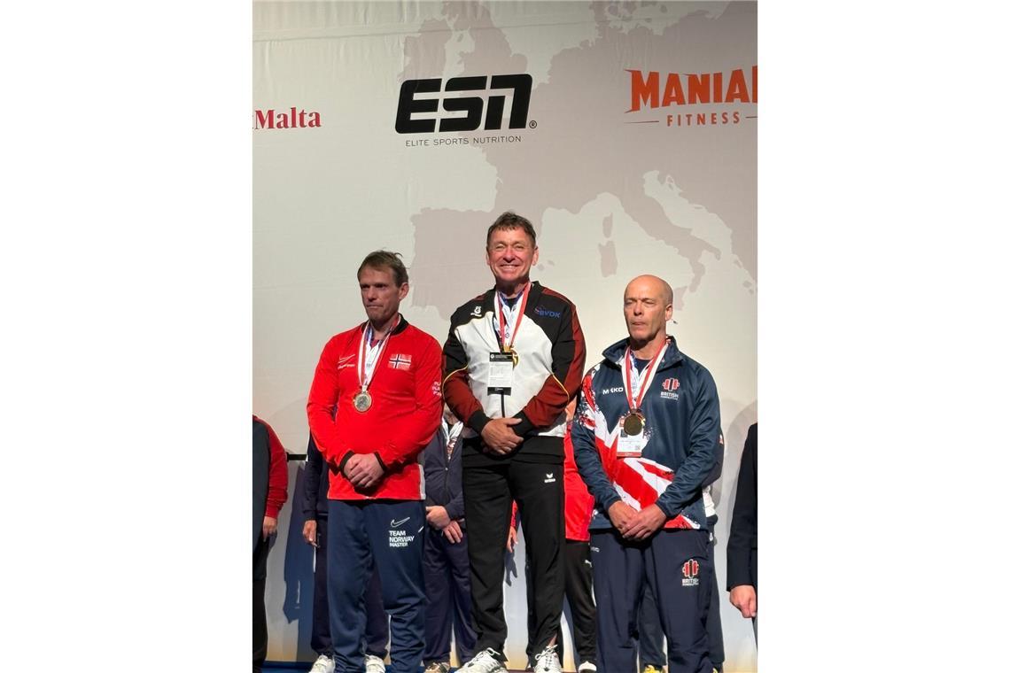 Joachim Graupner (Mitte) drückte im September in Malta das letzte Mal die Bank. Fotos: privat