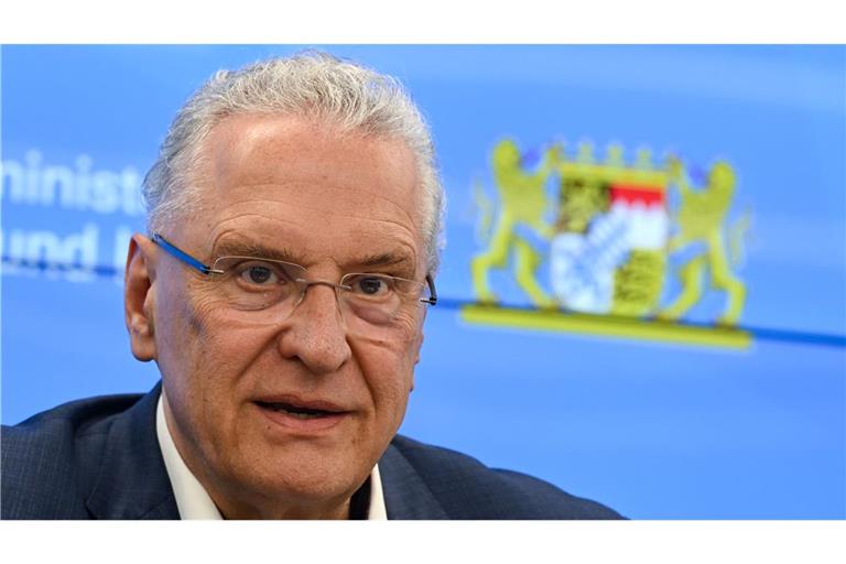 Joachim Herrmann warnt vor einer verschärften Sicherheitslage. (Archivbild)
