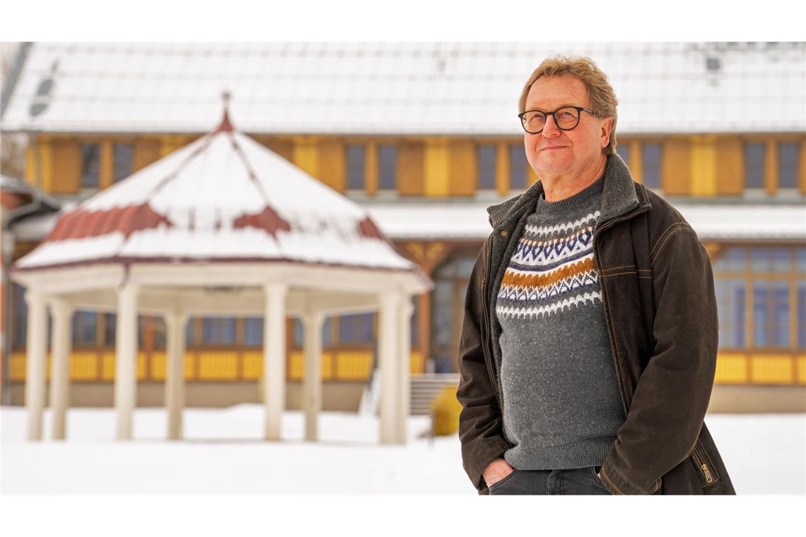 Joachim Lenk vor dem Württemberg-Palais im Alten Lager in Münsingen: Früher war hier das Offizierskasino untergebracht.