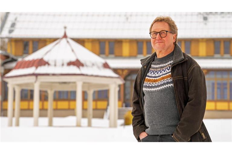 Joachim Lenk vor dem Württemberg-Palais im Alten Lager in Münsingen: Früher war hier das Offizierskasino untergebracht.