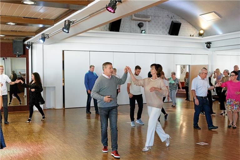 Joachim Llambi hat, assistiert von Angelika Bayerle-Auchter, den Workshopteilnehmern nicht nur Tanzschritte beigebracht, sondern auch seine Philosophie vermittelt. Foto: J. Fiedler