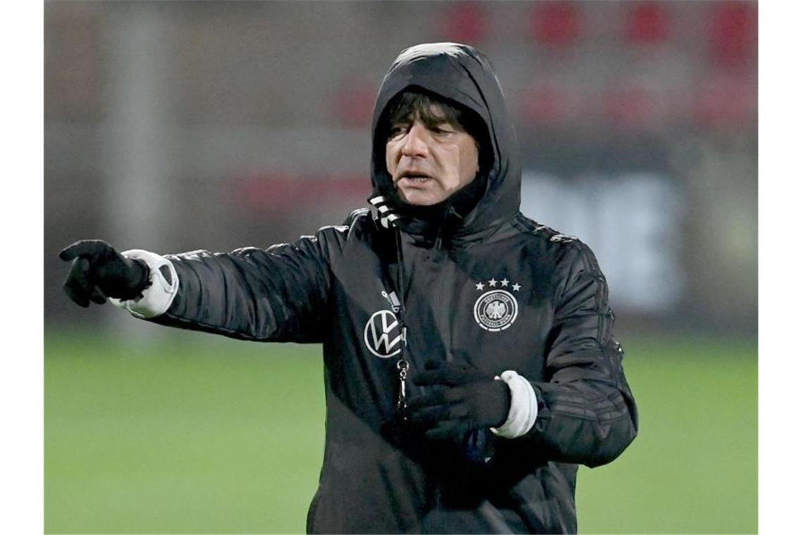 Löw geht wieder voll ins Risiko - Test mit Azubi-Elf Joachim Löw baut die deutsche Fußball-Nationalmannschaft gegen Tschechien um. Foto: Robert Michael/dpa-Zentralbild/dpa