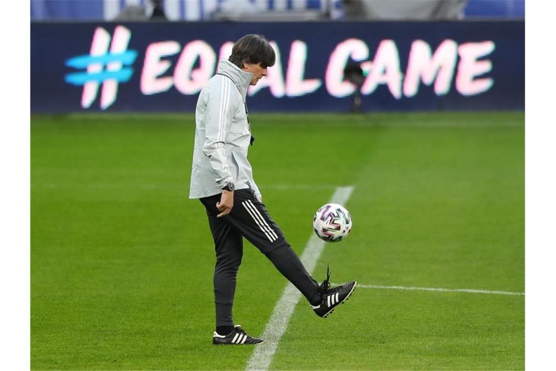 Löw-Auftrag für DFB-Team: In Bukarest gleich nachlegen Joachim Löw beim Abschlusstraining der Nationalmannschaft vor dem WM-Qualifikationsspiel in Rumänien. Foto: Stefan Constantin/dpa