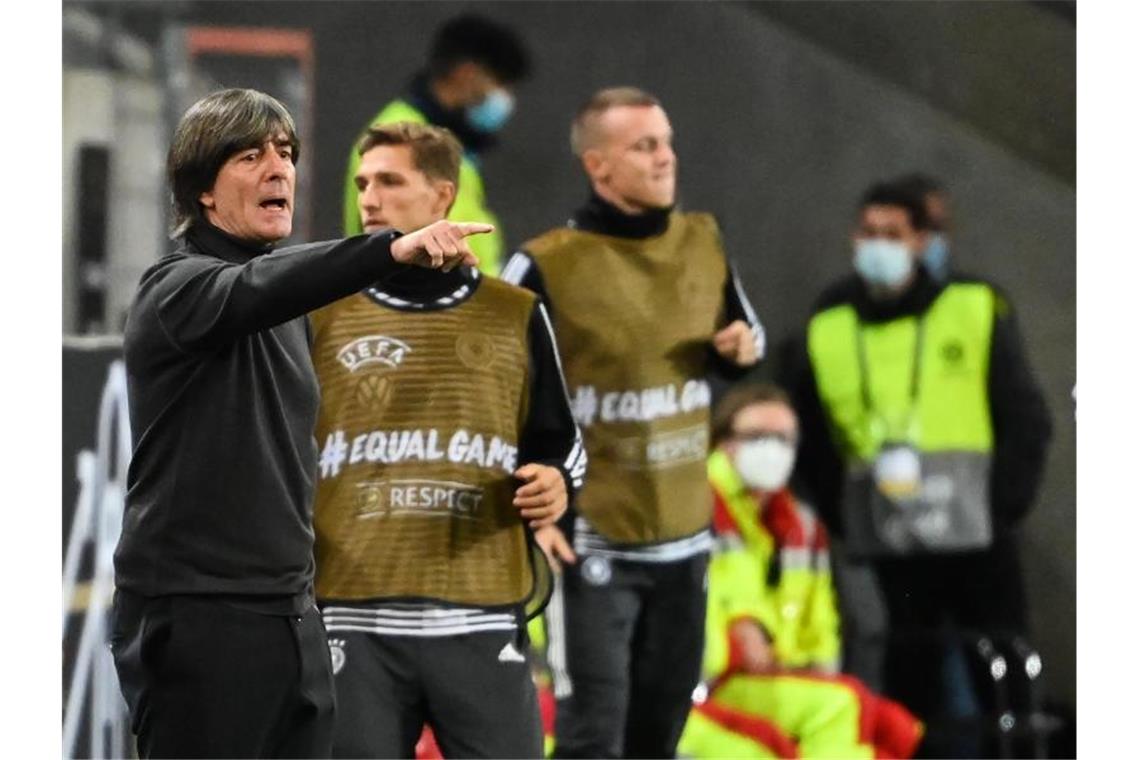 Löw „angefressen“: Dreimal vorn - aber kein Sieg Joachim Löw dirigierte sein Team von der Seitenlinie aus. Foto: Federico Gambarini/dpa