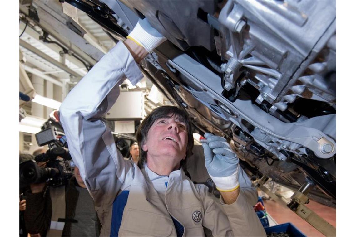 Autoschrauber Löw denkt nicht um Joachim Löw einen Gelenkenwellenschutz an einen neuen Volkswagen Golf 8. Foto: Julian Stratenschulte/dpa