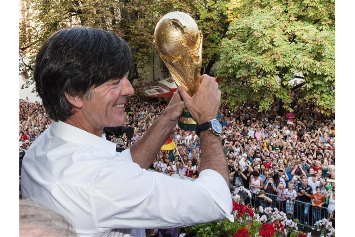 Löw bleibt Löw bis zum Ende: Abschied nach EM Joachim Löw feiert den Gewinn der Weltmeisterschaft auf dem Balkon des Freiburger Rathauses. Foto: picture alliance / dpa