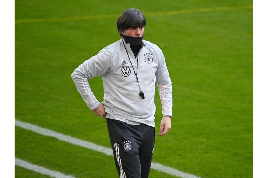 Löw wird EM-Egoist: „Wir können keine Rücksicht mehr nehmen“ Joachim Löw fordert sein Team zum Kämpfen auf. Foto: Federico Gambarini/dpa