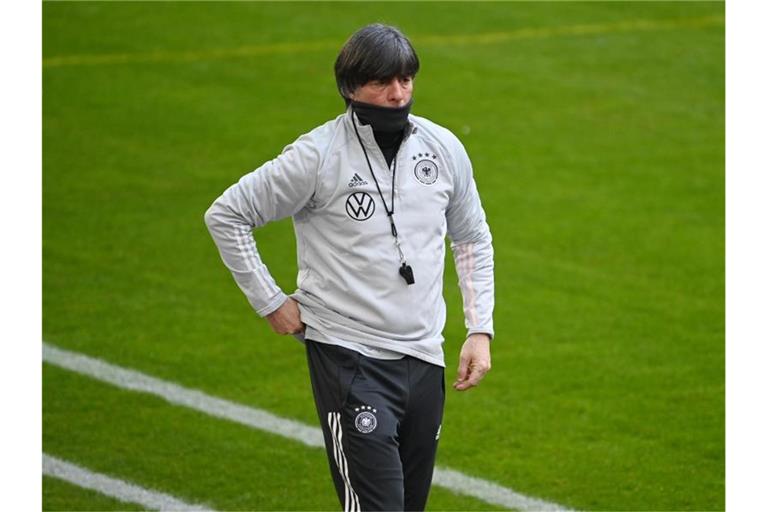 Joachim Löw fordert sein Team zum Kämpfen auf. Foto: Federico Gambarini/dpa