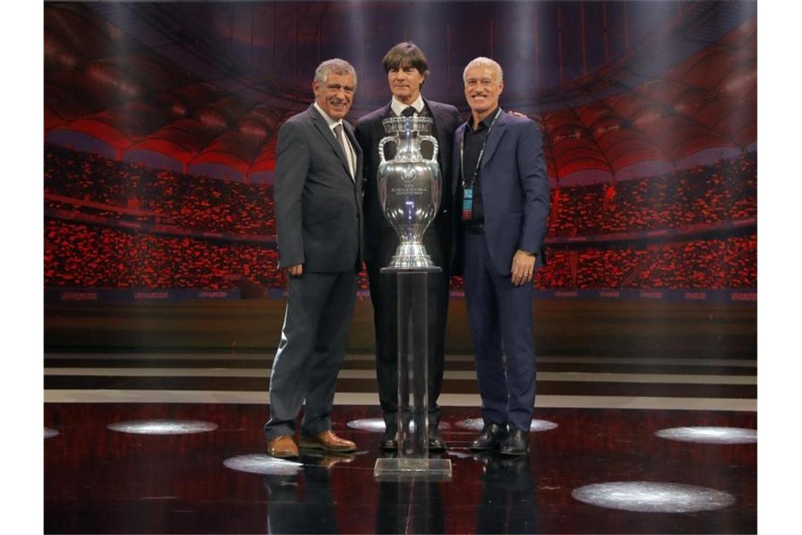 Löw nach EM-Hammerlos: „Ans Limit gehen“ Joachim Löw posiert mit den Trainern der deutschen Gruppengegner: Fernando Santos von Portugal (l) und Didier Deschamps von Frankreich (r). Foto: Vadim Ghirda/AP/dpa