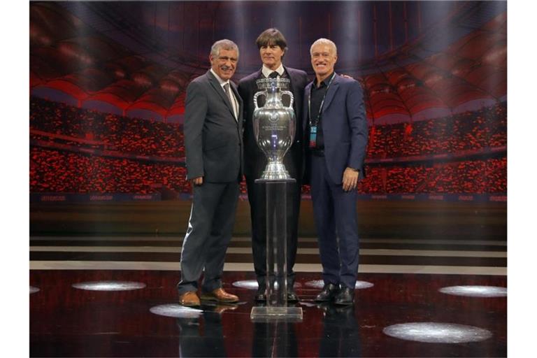 Joachim Löw posiert mit den Trainern der deutschen Gruppengegner: Fernando Santos von Portugal (l) und Didier Deschamps von Frankreich (r). Foto: Vadim Ghirda/AP/dpa