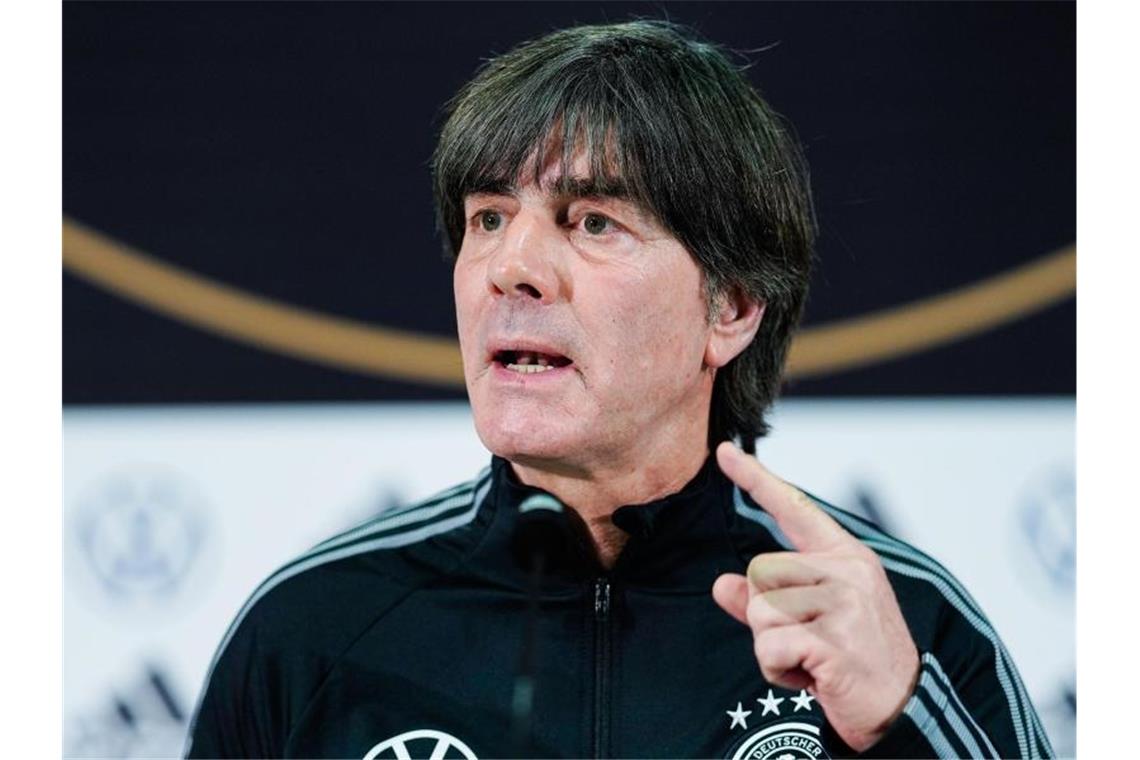 Löw fordert Platz eins vor Holland Joachim Löw (r) bereitet das DFB-Team auf das Spiel gegen Nordirland vor. Foto: Uwe Anspach/dpa