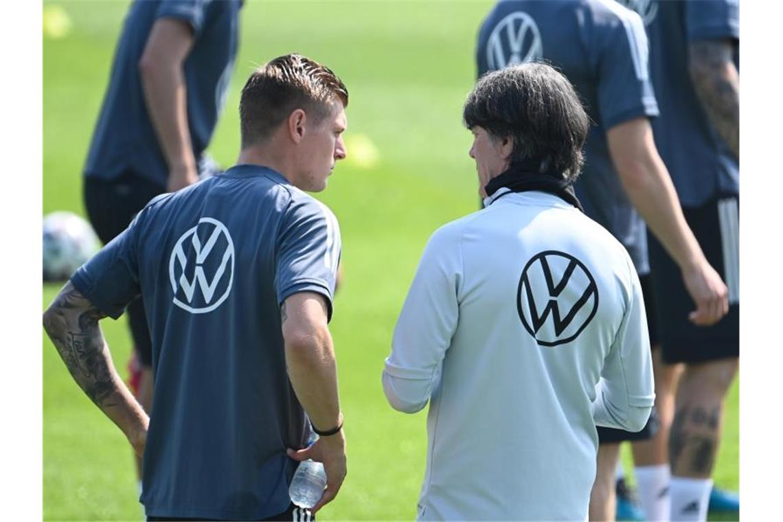 Joachim Löw (r) schätzt die Meinung von Toni Kroos. Foto: Federico Gambarini/dpa