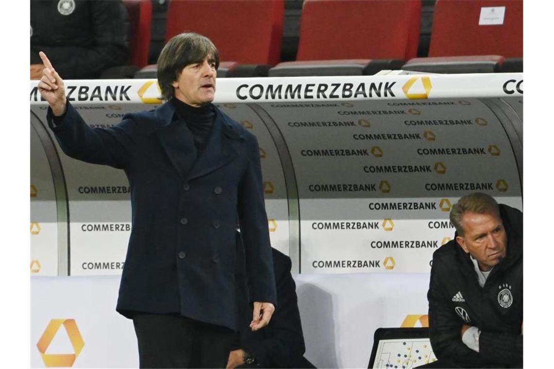 Löw mit fragilem Gebilde - EM-Halbfinale ist „Minimumziel“ Joachim Löw sieht für Pessimismus keinen Grund. Foto: Federico Gambarini/dpa