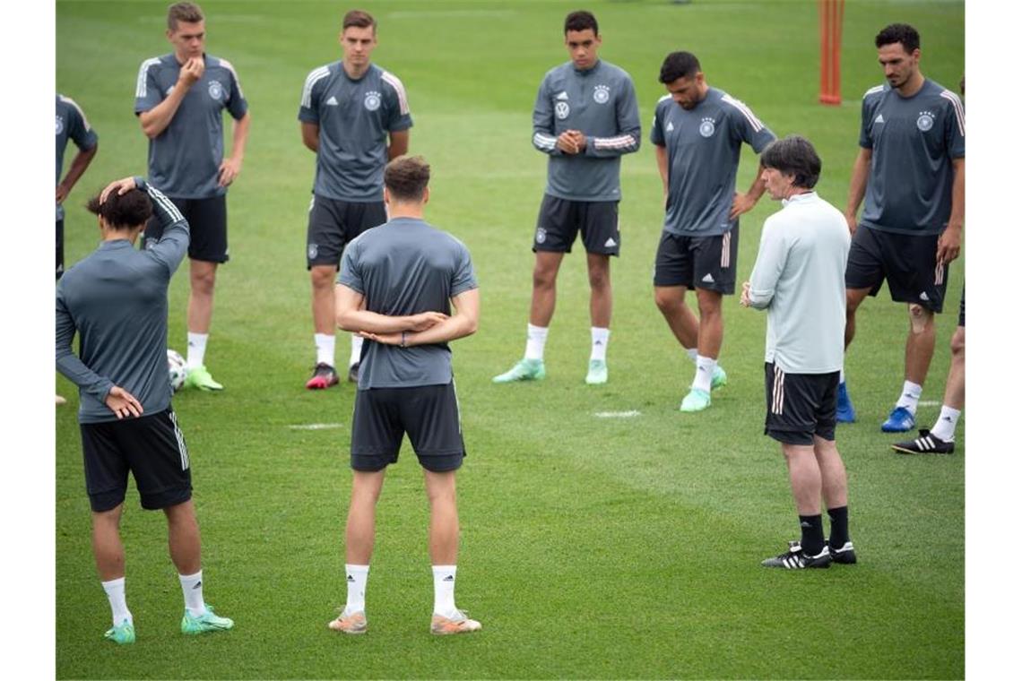 Köpfe frei: Löws England-Plan mit Gitarre und Tischtennis Joachim Löw will seine EM-Spieler vor dem Klassiker gegen England erstmal richtig durchatmen lassen. Foto: Federico Gambarini/dpa