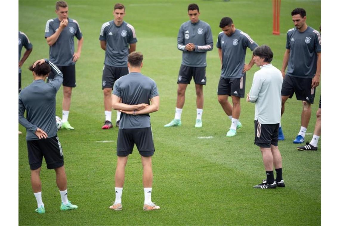 Joachim Löw will seine EM-Spieler vor dem Klassiker gegen England erstmal richtig durchatmen lassen. Foto: Federico Gambarini/dpa