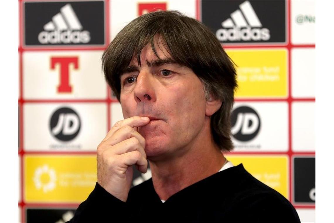 Löw „völlig entspannt“ in Torwartfrage Joachim Löw will sich von der Torwart-Debatte nicht beeinflussen lassen. Foto: Liam Mcburney/PA Wire