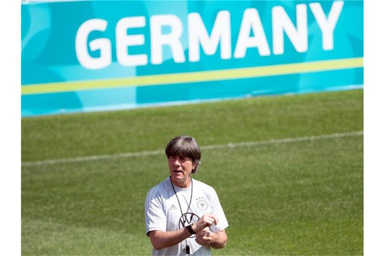 Joachim Löw wird vor dem Abflug nach London noch am taktischen Feinschliff feilen. Foto: Federico Gambarini/dpa