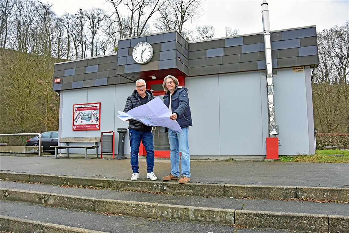 Joachim Pfisterer (links) und Architekt Marc Köngeter hoffen, dass ihr Projekt ins Förderprogramm aufgenommen wird. Foto: Tobias Sellmaier