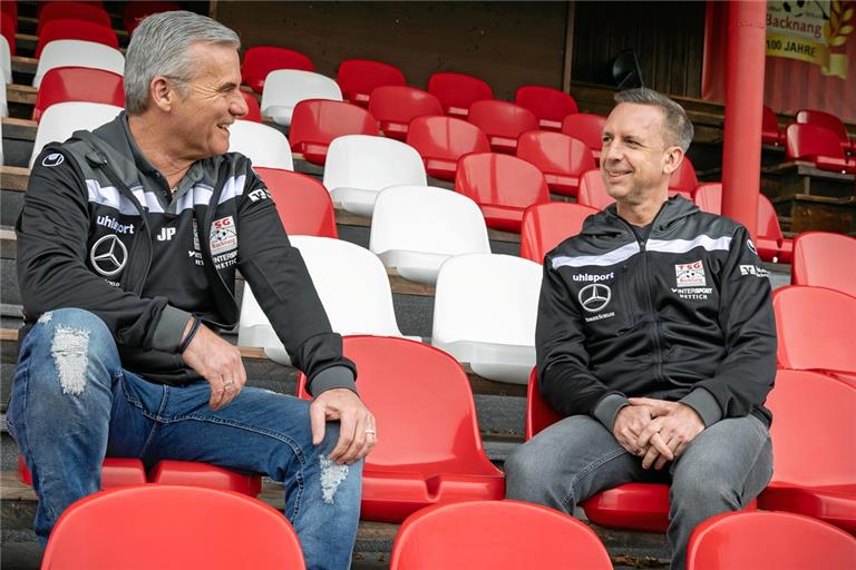 Joachim Pfisterer (links) und Marc Erdmann ist das Lachen vergangen. Das für den 4. März geplante Heimspiel der TSG Backnang gegen die Stuttgarter Kickers soll auf Wunsch der Polizei verlegt werden. Ein Großteil der bislang getätigten Vorarbeiten des Oberligisten aus den Etzwiesen könnten deshalb für die Katz gewesen sein. Foto: Alexander Becher