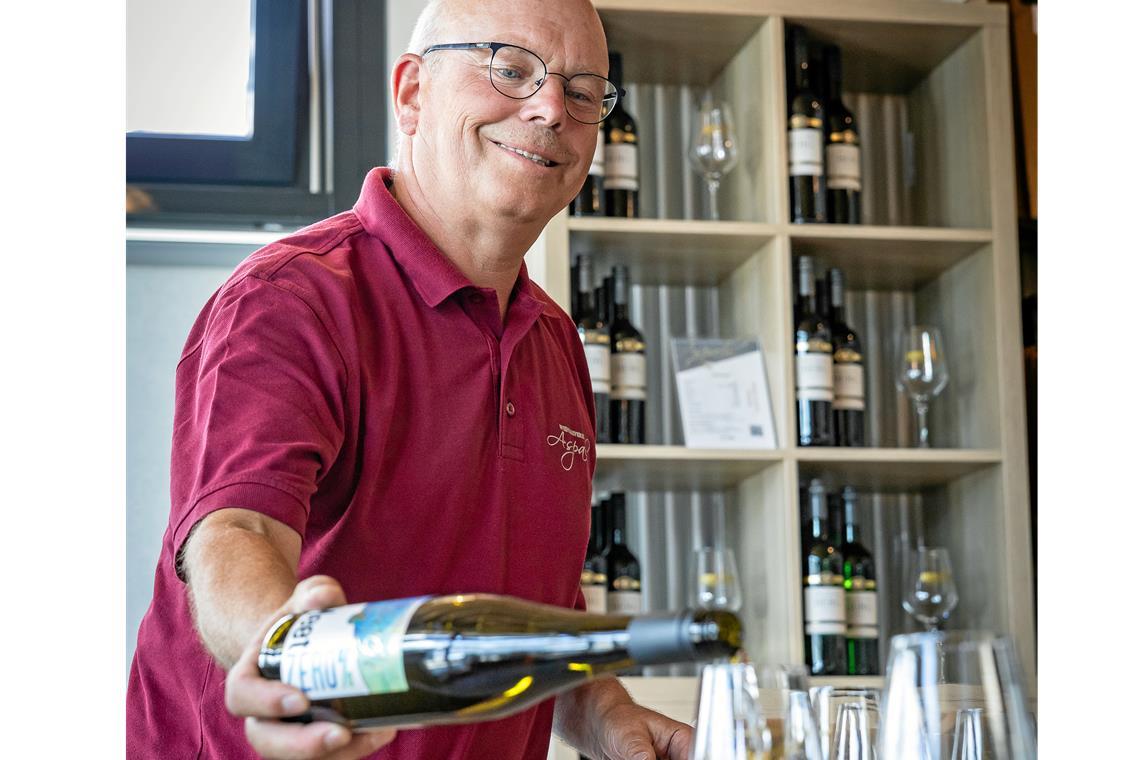 Der erste Wein aus Aspach mit null Umdrehungen Joachim Schöffler schenkt den neuen alkoholfreien Wein bei Weinproben aus. Fotos: Alex Becher