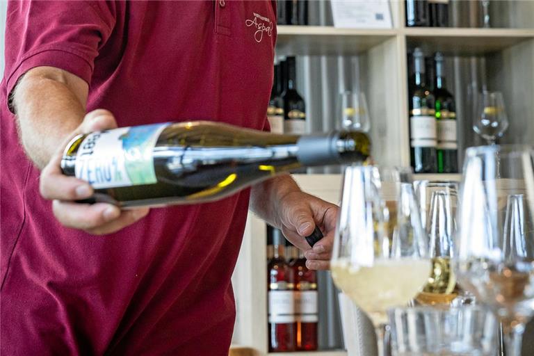 Joachim Schöffler schenkt den neuen alkoholfreien Wein bei Weinproben aus. Fotos: Alex Becher