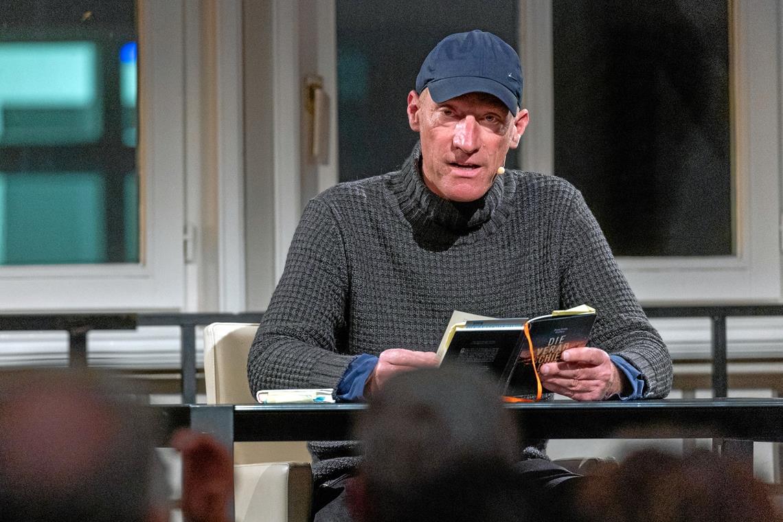 Autor spricht vom Recht des Fremdlings Joachim Zelter sagt, dass es sich bei seinem Roman um eine Fiktion handele und dieser nicht die Fakten getreu wiedergebe. Foto: A. Becher