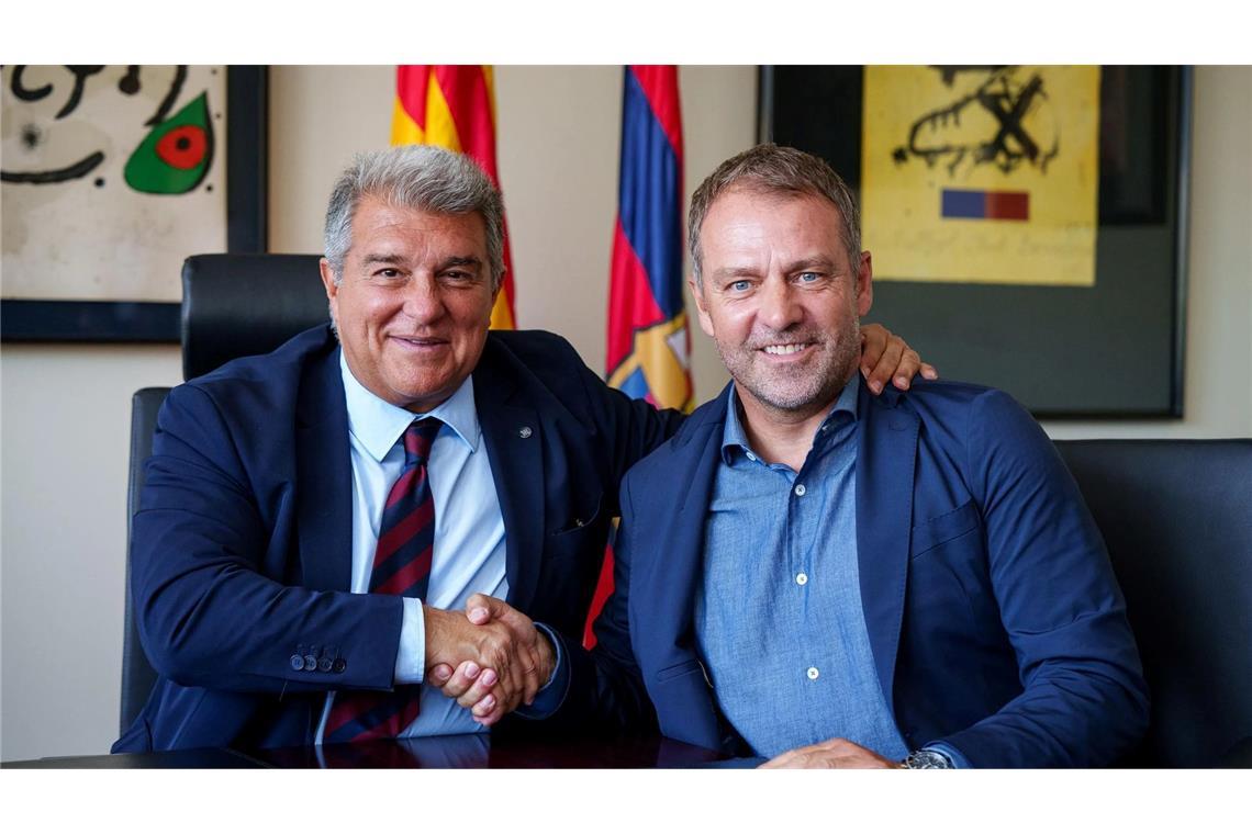 Joan Laporta (l) schwärmt von Hansi Flick (r). (Archivbild)