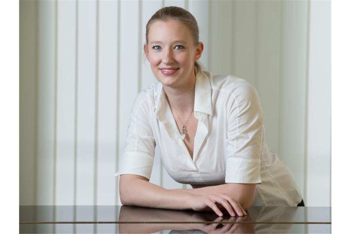 Nürnbergerin Joana Mallwitz ist „Dirigentin des Jahres“ Joana Mallwitz, heutige Nürnberger Generalmusikdirektorin, posiert damals bei einem Fototermin in Erfurt. Foto: Sebastian Kahnert/Archivbild