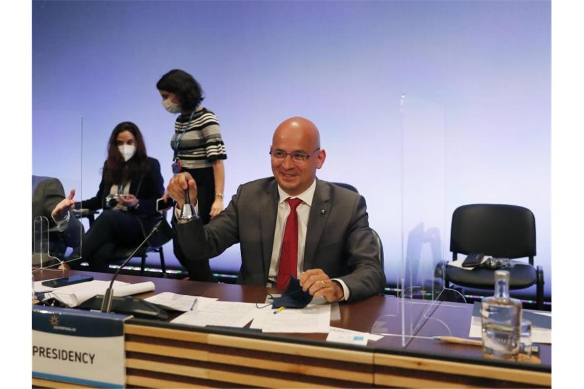 EU-Staaten hoffnungsvoll für Zeit nach Corona João Leão, Finanzminister von Portugal, läutet eine Glocke zu Beginn eines Treffens der Euro-Finanzminister. Foto: Armando Franca/AP/dpa