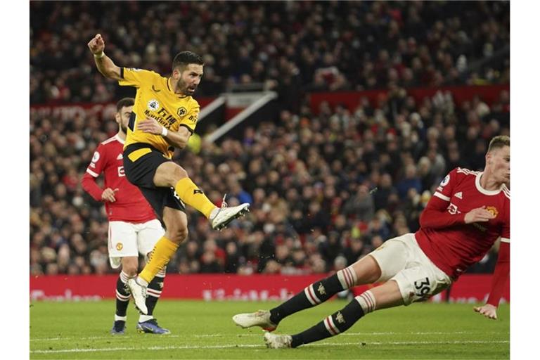 Joao Moutinho (l) schoss die Wolverhampton Wanderers in Old Trafford zum Sieg. Foto: Dave Thompson/AP/dpa