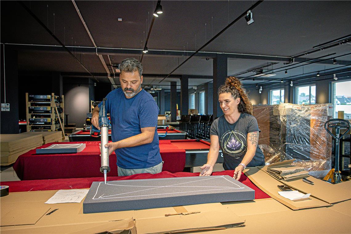 Neues Freizeitcenter öffnet in Weissach im Tal Joaquim und Raquel Maru beim Bekleben eines Akustikpaneels. Insgesamt 800 Stück kommen an die Decke der Halle. Fotos: Alexander Becher