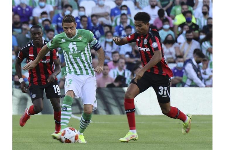 Joaquin (l) und Leverkusens Amine Adli teilten sich mit ihren Teams die Punkte. Foto: Jose Luis Contreras/AP/dpa