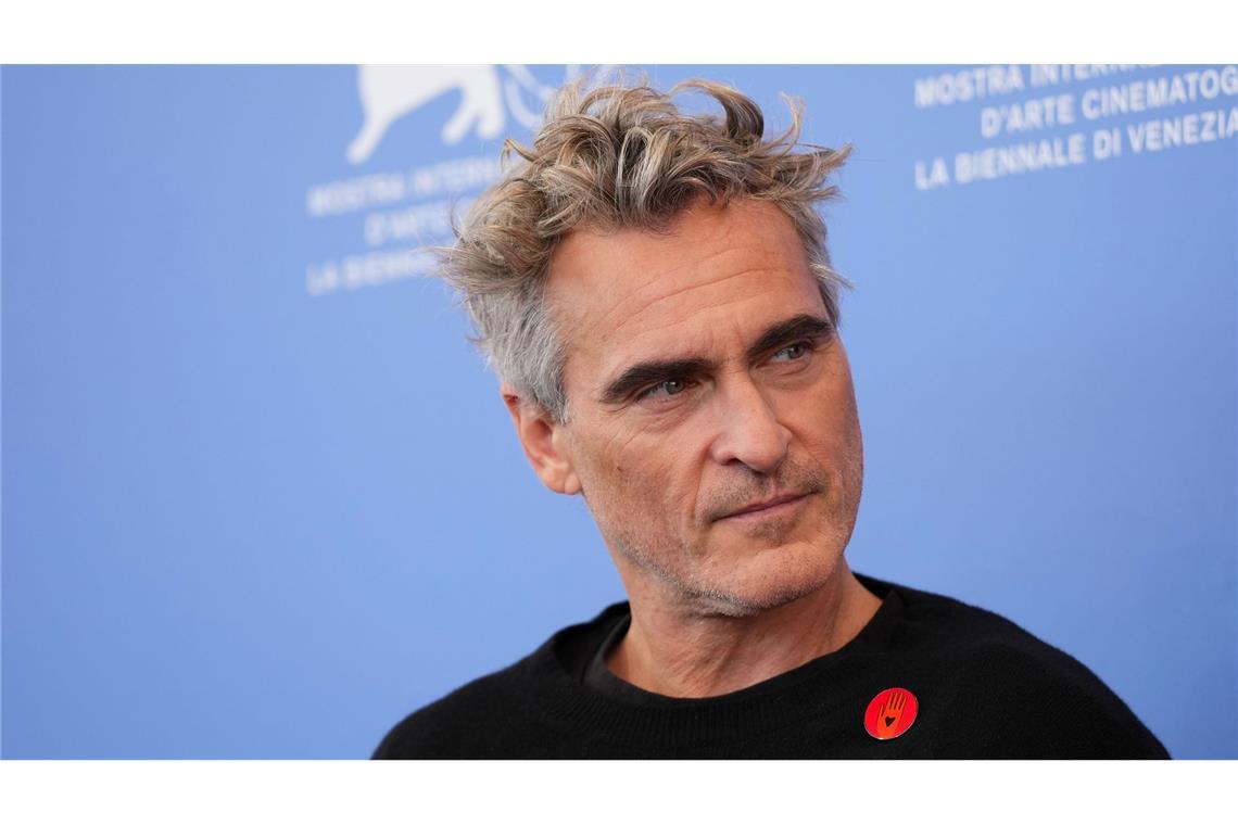 Joaquin Phoenix vor der Pressekonferenz des Films mit einem "Artists4Ceasefire"-Anstecker.