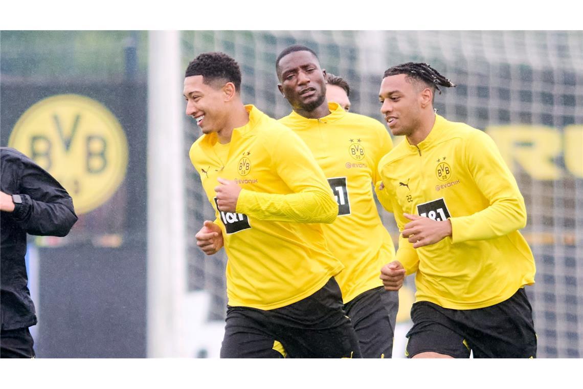 Bellingham sofort gefordert: Hohe Dortmunder Ansprüche Jobe Bellingham (l) geht nach nur wenigen Trainingseinheiten beim BVB schon voran.