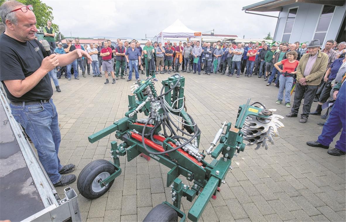 Maschinen sagen Unkraut den Kampf an Jochen Adelhelm stellt das Kombigerät „Rollhacke und Fingerhacke“ im Kirschenhardthof vor. Foto: A. Becher