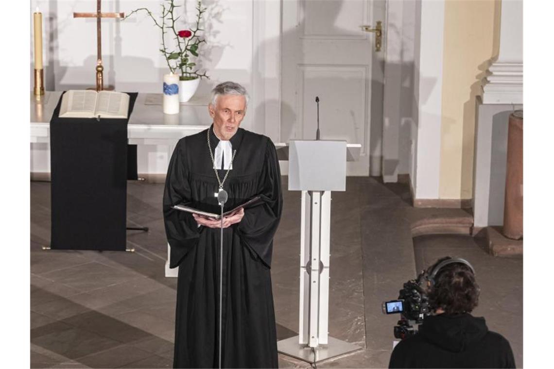 Bischof: Lockerung für Besuche in Heimen nicht weit genug Jochen Cornelius-Bundschuh bei einem Gottesdienst. Foto: Uli Deck/dpa/Archivbild