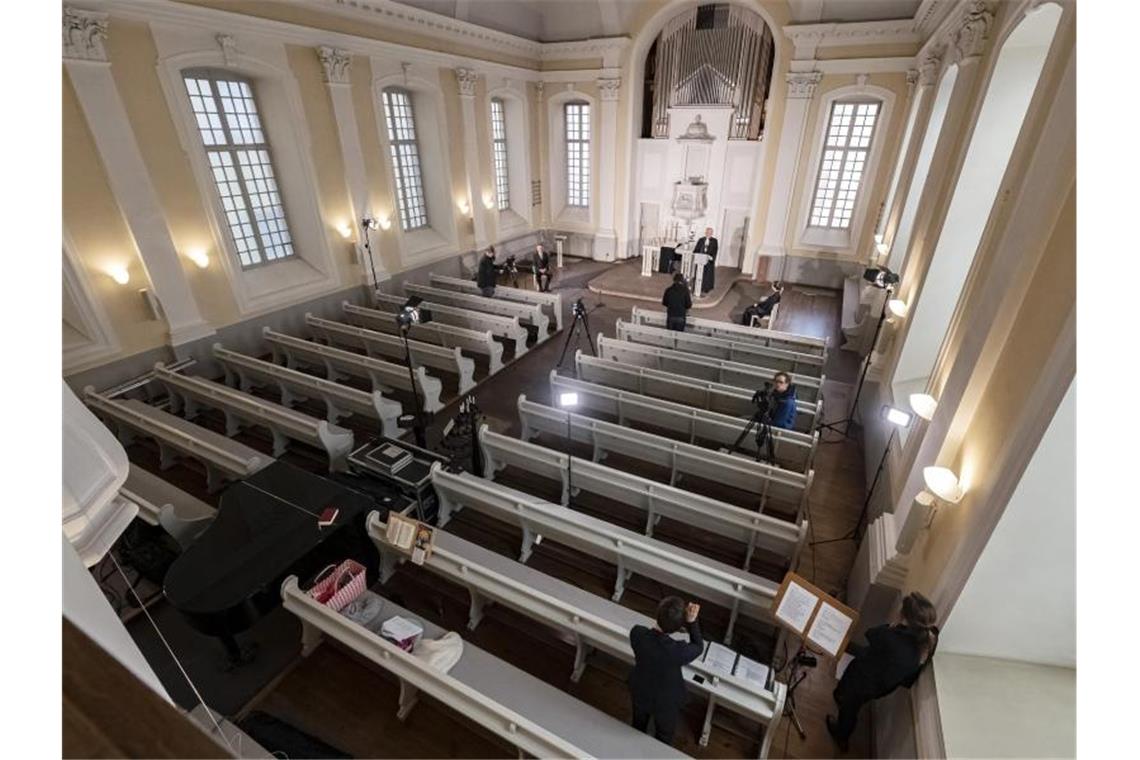 Jochen Cornelius-Bundschuh hält in der Kleinen Kirche einen Online-Gottesdienst ab. Foto: Uli Deck/dpa