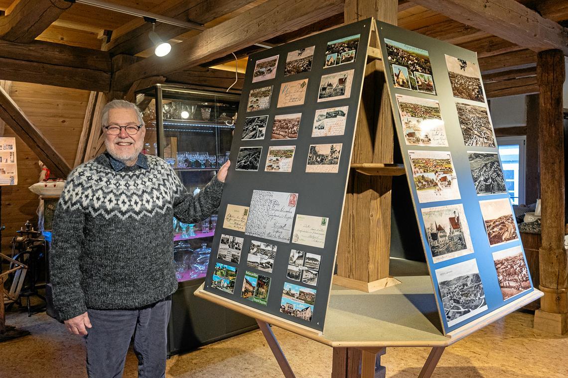 Jochen Elzmann vom Historischen Verein zeigt einige Exponate der neuen Ausstellung. Foto/Repro: Alexander Becher