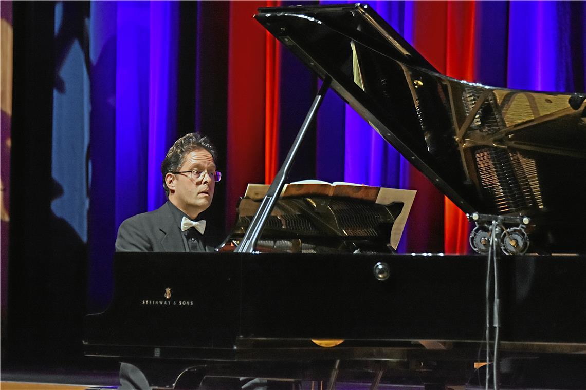 Stehende Ovationen im Backnanger Bürgerhaus Jochen Ferber lässt Sonaten von Haydn, Beethoven und Liszt erklingen. Foto: Tobias Sellmaier