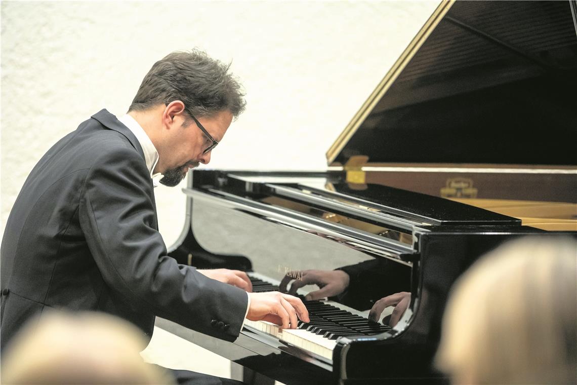 Jochen Ferber weihte den neuen Flügel im Gemeindehaus Heininger Weg ein. Foto: A. Becher