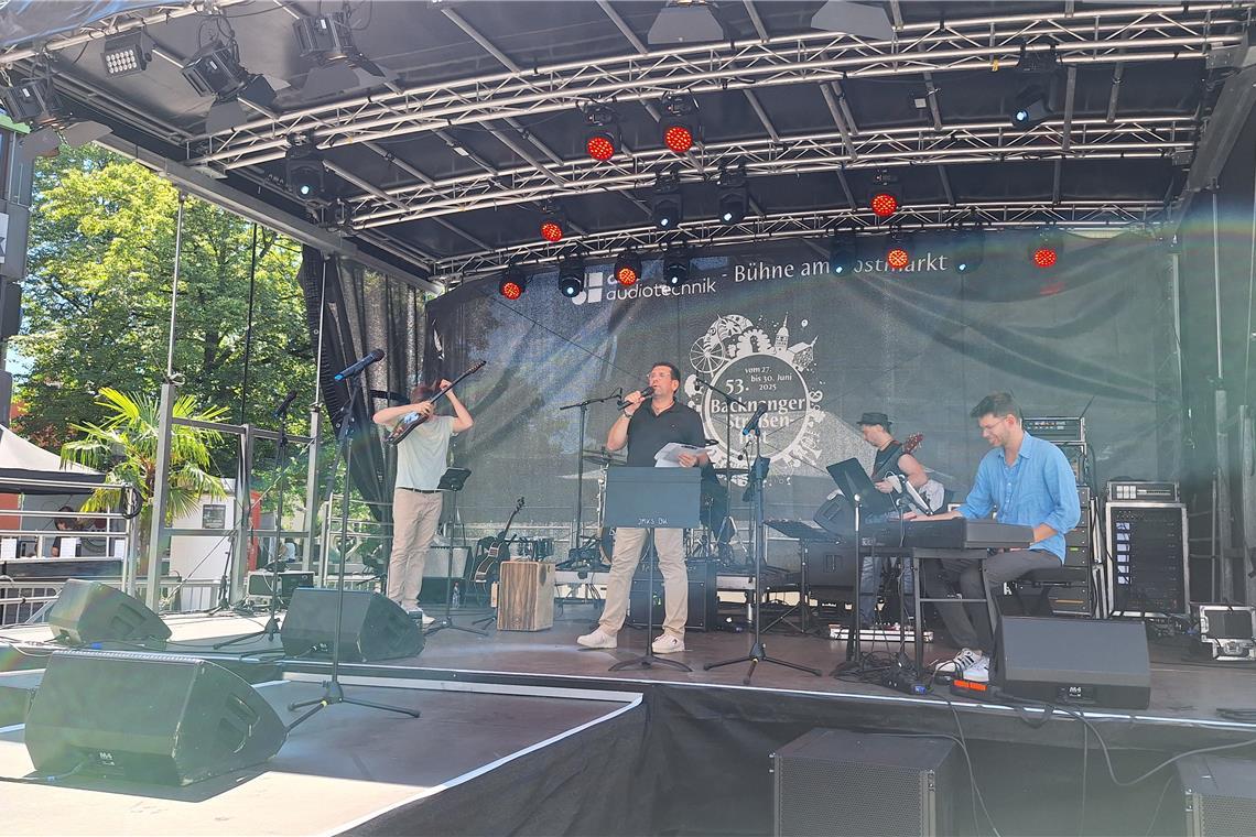 Der Live-Blog zum 53. Backnanger Straßenfest: Mit dem Zapfenstreich klingt das Fest aus Jochen Graf (Mitte) moderiert auch in diesem Jahr das Nachwuchsfestival. Foto: Kai Wieland