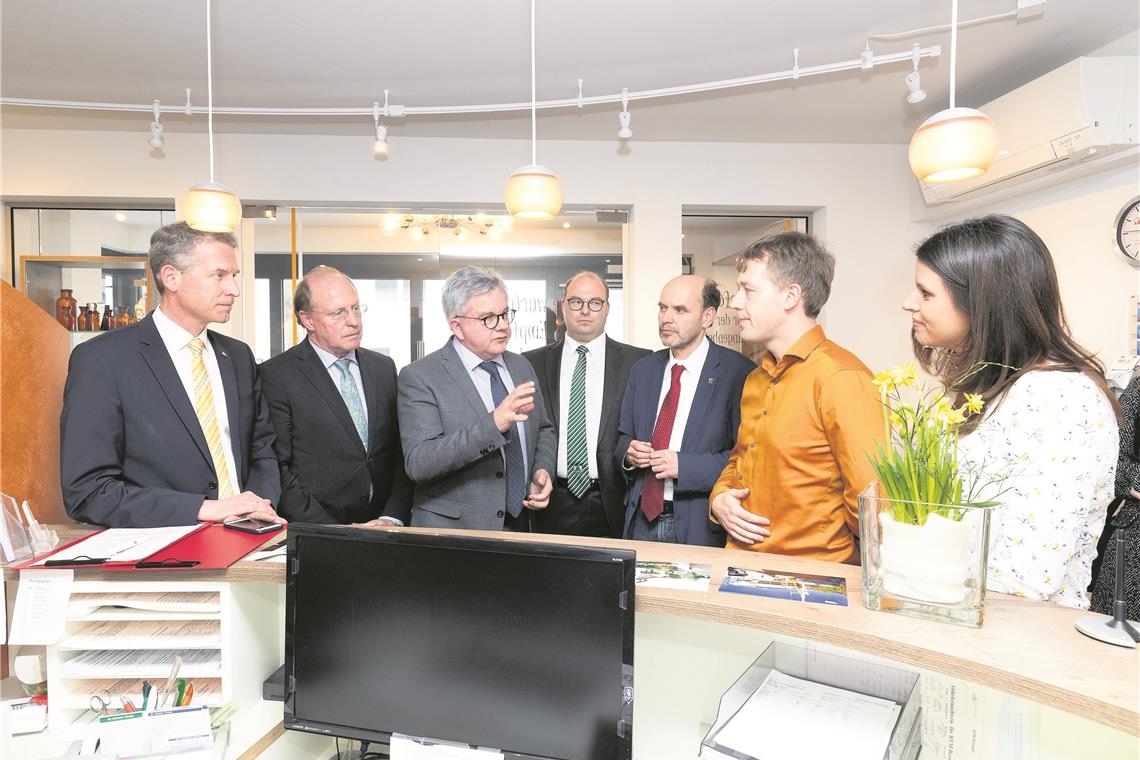 Jochen Haußmann, Wilfried Klenk, Minister Guido Wolf, Murrhardts Bürgermeister Armin Mößner und Gernot Gruber lassen sich die sanierte Praxis von Kai-Alexander Dähmlow und dessen Frau Julia zeigen. Foto: J. Fiedler