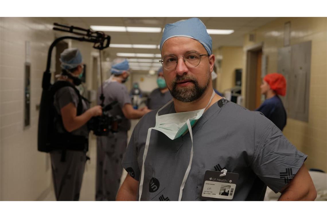 Jochen Isensee ist nicht nur Notarzt, sondern auch Filmemacher. Für seine Dokureihe hat er führende Neurochirurgen aus aller Welt befragt und bei Operationen begleitet.